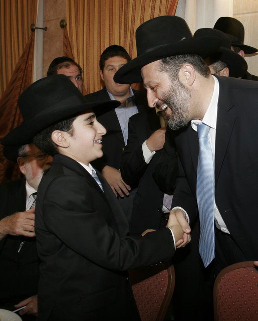 אתמול בירושלים: הגר"ע יוסף בבר-מצווה לנכדו