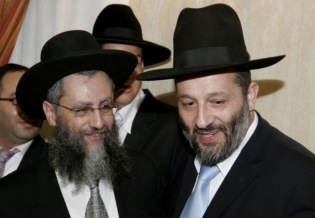 אתמול בירושלים: הגר"ע יוסף בבר-מצווה לנכדו