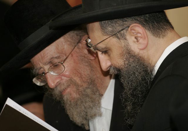 אתמול בירושלים: הגר"ע יוסף בבר-מצווה לנכדו