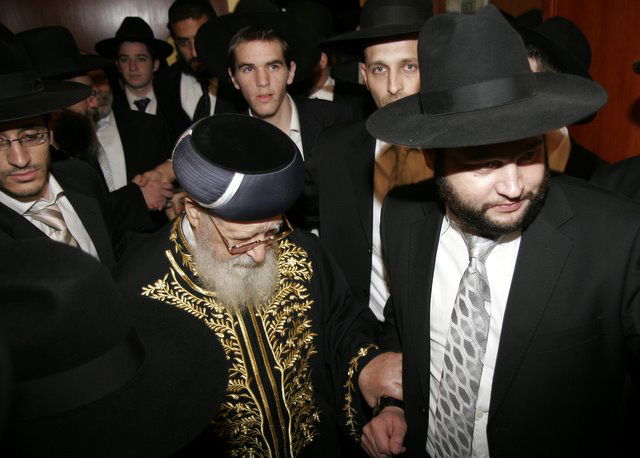 אתמול בירושלים: הגר"ע יוסף בבר-מצווה לנכדו