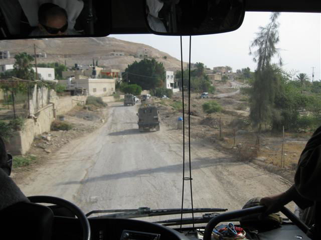 צפו בוידאו: הפלסטינים וצה"ל ליוו מתפללים ליריחו