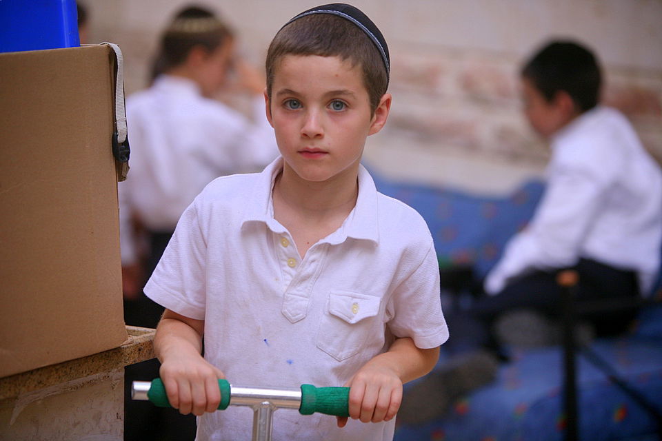 ירושלים: הוכנס ספר-תורה לעילוי נשמת מרת דינה הגר