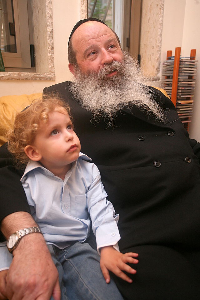 ירושלים: הוכנס ספר-תורה לעילוי נשמת מרת דינה הגר