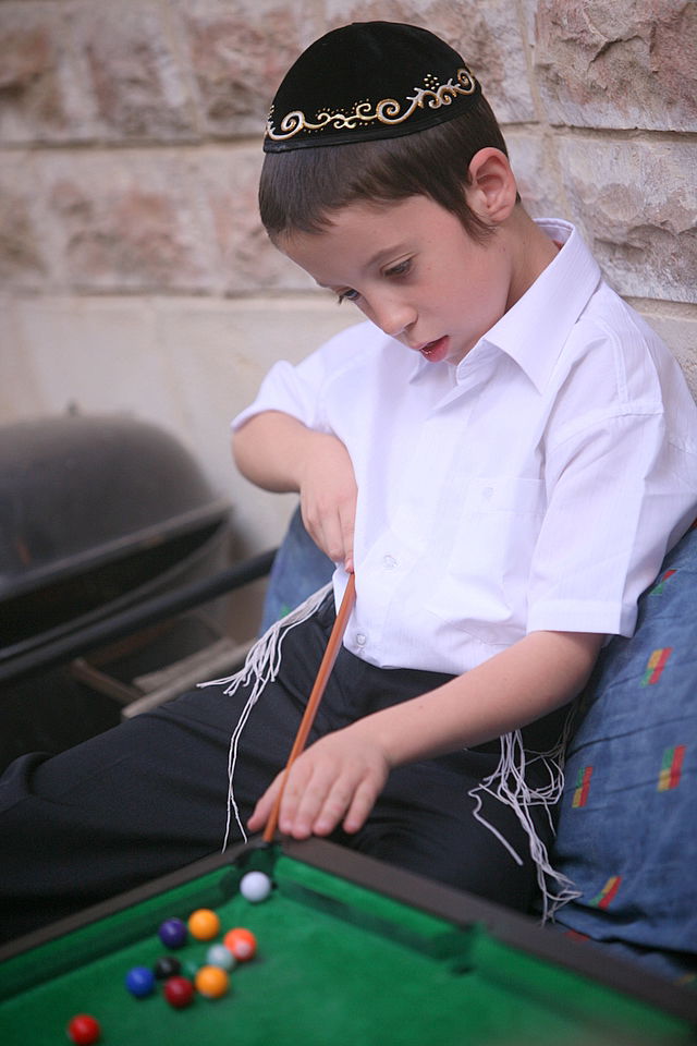 ירושלים: הוכנס ספר-תורה לעילוי נשמת מרת דינה הגר