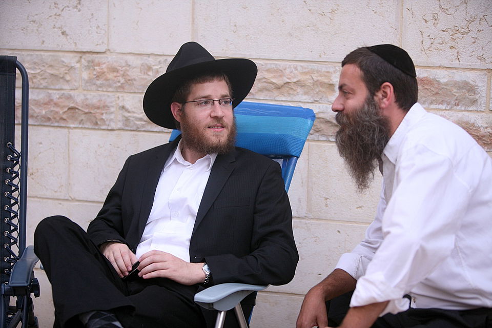 ירושלים: הוכנס ספר-תורה לעילוי נשמת מרת דינה הגר