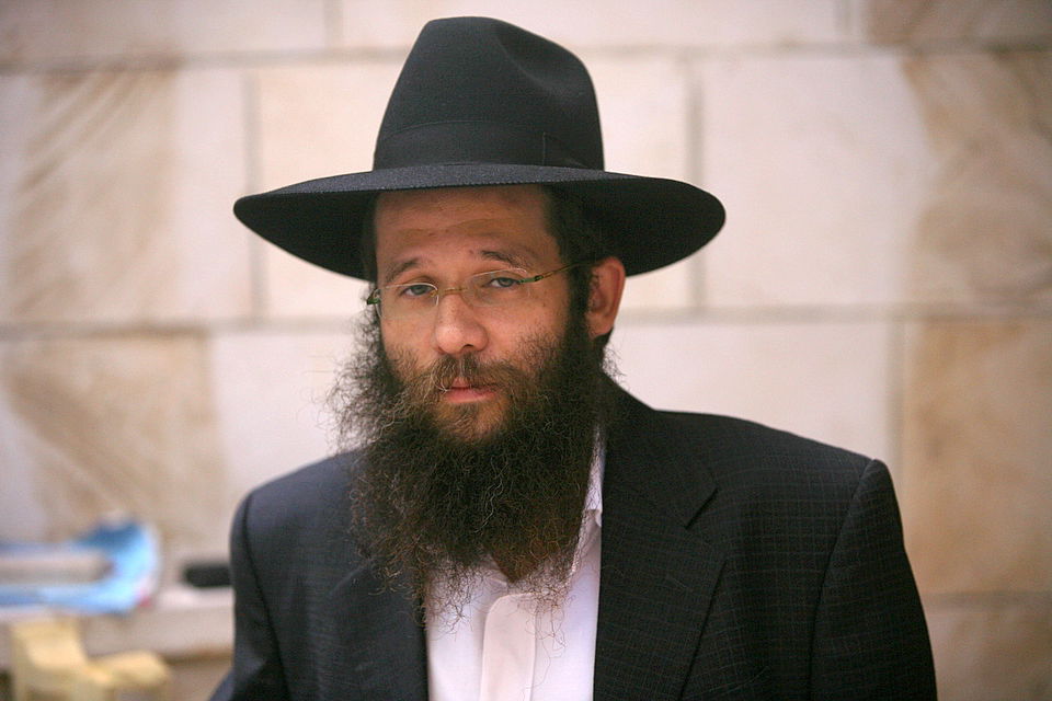 ירושלים: הוכנס ספר-תורה לעילוי נשמת מרת דינה הגר