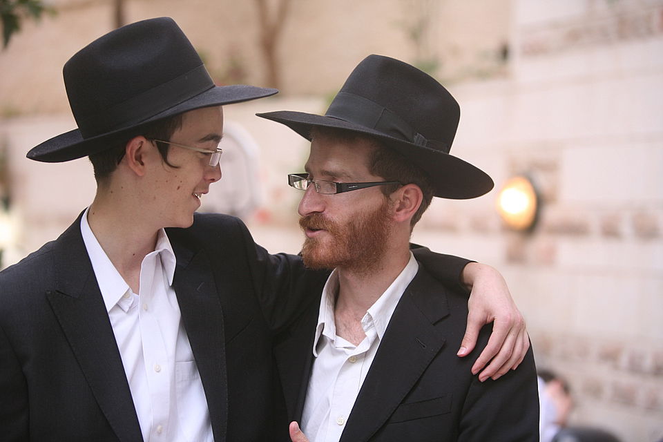 ירושלים: הוכנס ספר-תורה לעילוי נשמת מרת דינה הגר