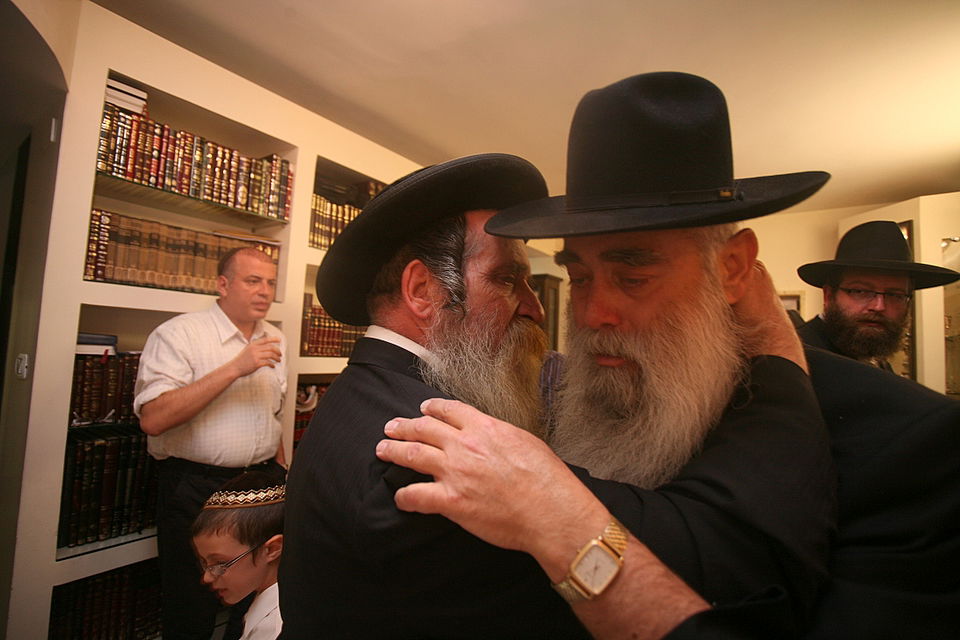 ירושלים: הוכנס ספר-תורה לעילוי נשמת מרת דינה הגר