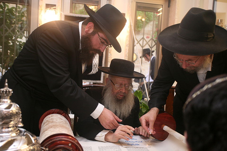 ירושלים: הוכנס ספר-תורה לעילוי נשמת מרת דינה הגר