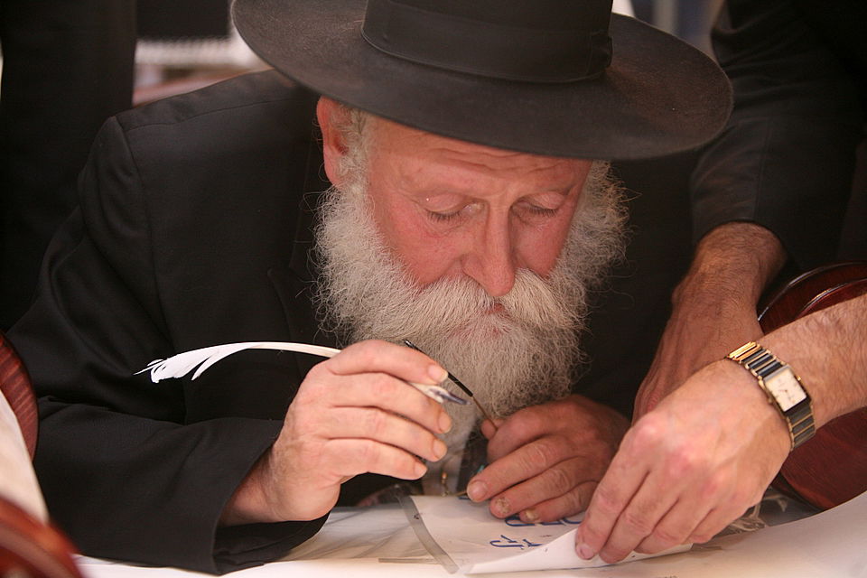 ירושלים: הוכנס ספר-תורה לעילוי נשמת מרת דינה הגר