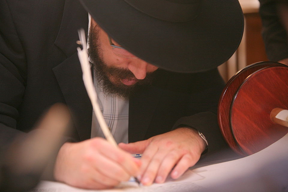 ירושלים: הוכנס ספר-תורה לעילוי נשמת מרת דינה הגר