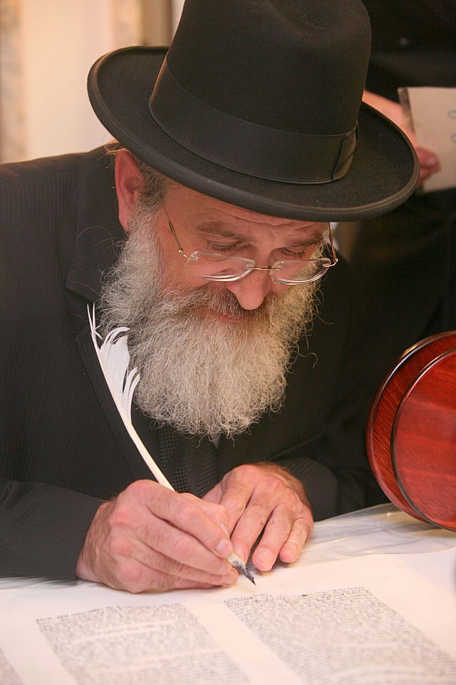 ירושלים: הוכנס ספר-תורה לעילוי נשמת מרת דינה הגר