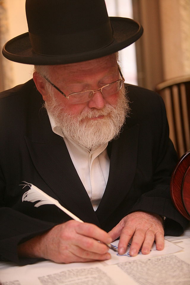 ירושלים: הוכנס ספר-תורה לעילוי נשמת מרת דינה הגר