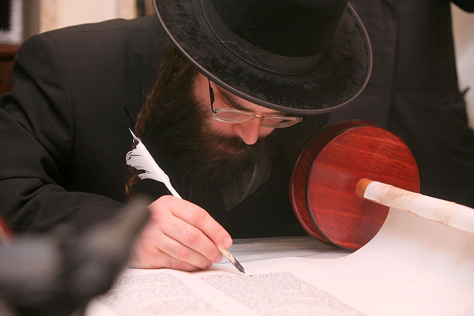 ירושלים: הוכנס ספר-תורה לעילוי נשמת מרת דינה הגר