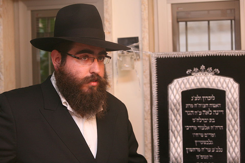 ירושלים: הוכנס ספר-תורה לעילוי נשמת מרת דינה הגר