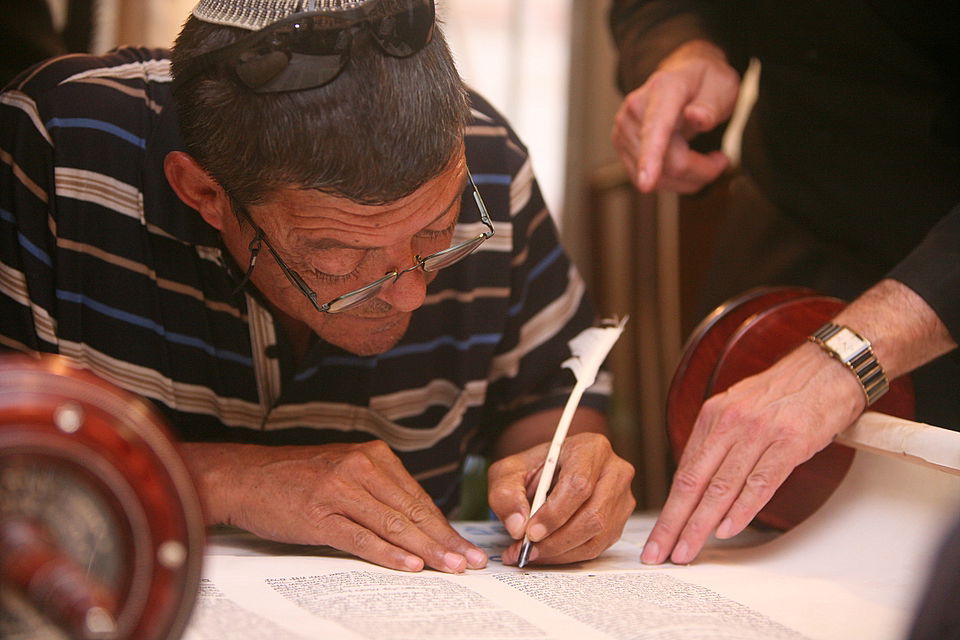 ירושלים: הוכנס ספר-תורה לעילוי נשמת מרת דינה הגר