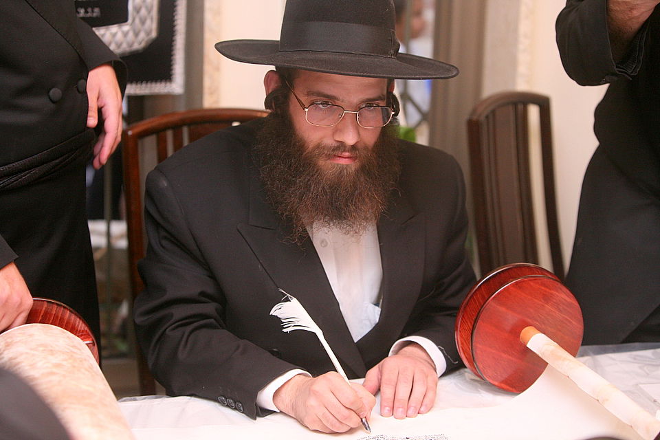 ירושלים: הוכנס ספר-תורה לעילוי נשמת מרת דינה הגר