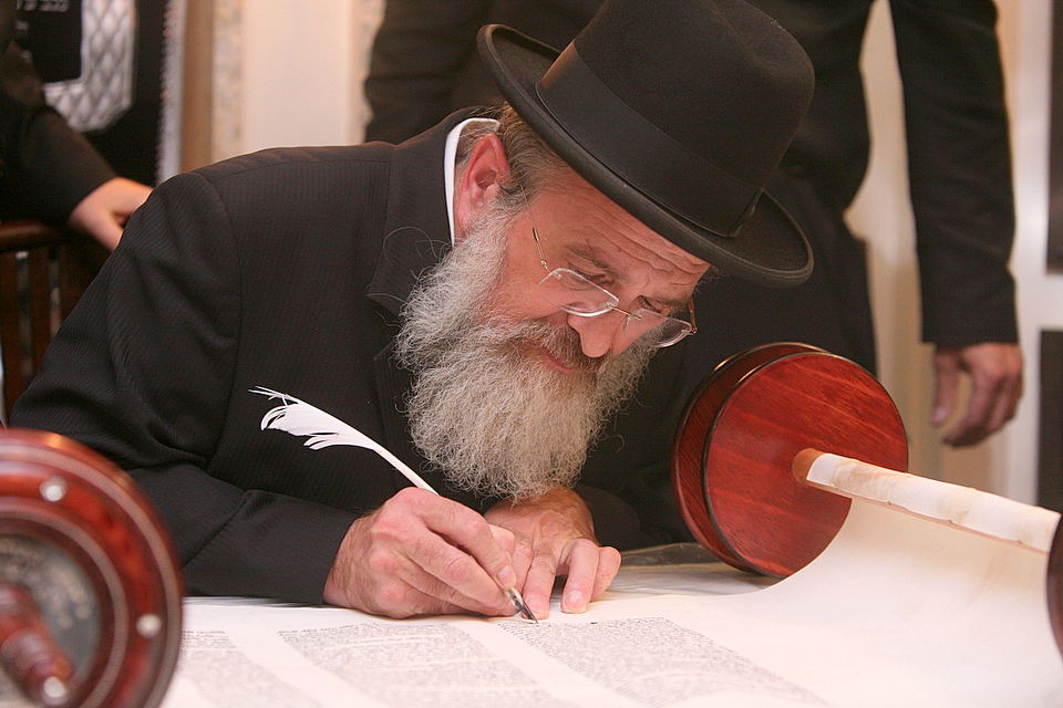 ירושלים: הוכנס ספר-תורה לעילוי נשמת מרת דינה הגר