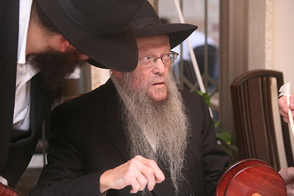 ירושלים: הוכנס ספר-תורה לעילוי נשמת מרת דינה הגר