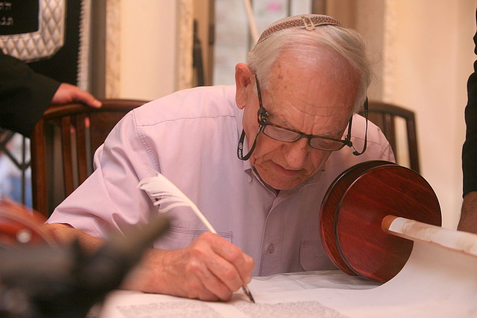 ירושלים: הוכנס ספר-תורה לעילוי נשמת מרת דינה הגר