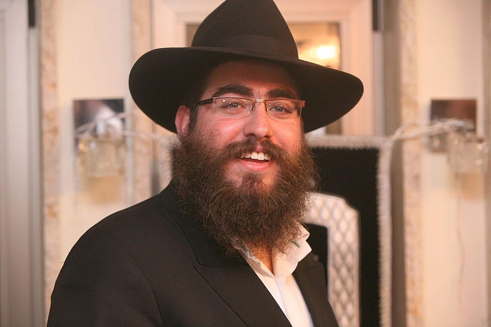 ירושלים: הוכנס ספר-תורה לעילוי נשמת מרת דינה הגר