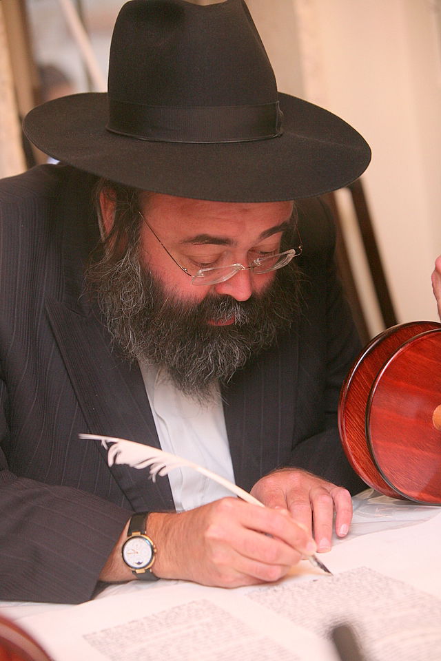 ירושלים: הוכנס ספר-תורה לעילוי נשמת מרת דינה הגר