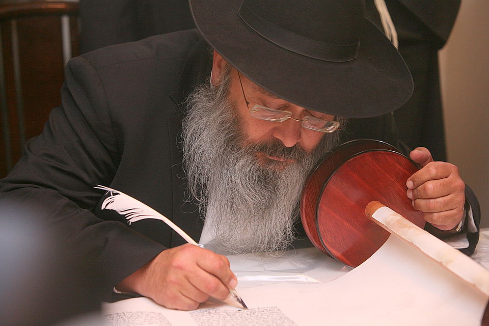 ירושלים: הוכנס ספר-תורה לעילוי נשמת מרת דינה הגר