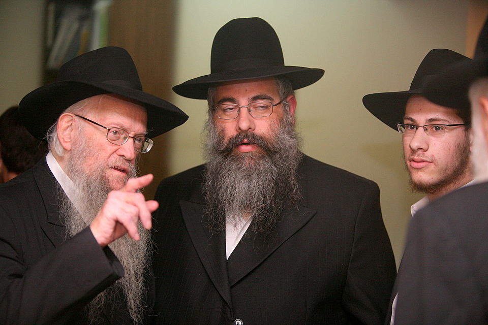 ירושלים: הוכנס ספר-תורה לעילוי נשמת מרת דינה הגר