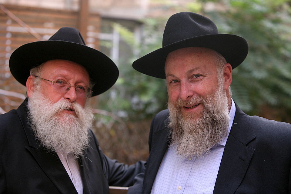 ירושלים: הוכנס ספר-תורה לעילוי נשמת מרת דינה הגר