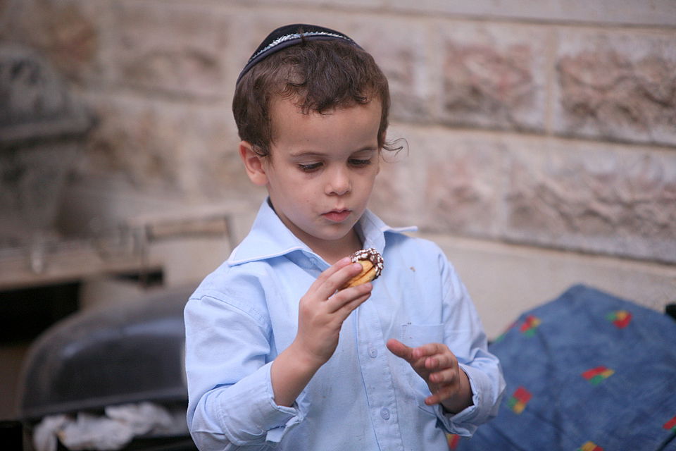 ירושלים: הוכנס ספר-תורה לעילוי נשמת מרת דינה הגר