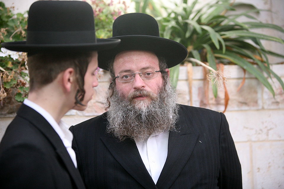 ירושלים: הוכנס ספר-תורה לעילוי נשמת מרת דינה הגר