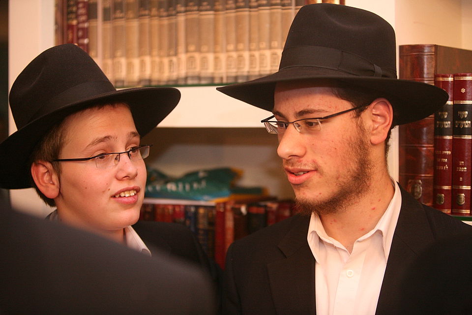 ירושלים: הוכנס ספר-תורה לעילוי נשמת מרת דינה הגר