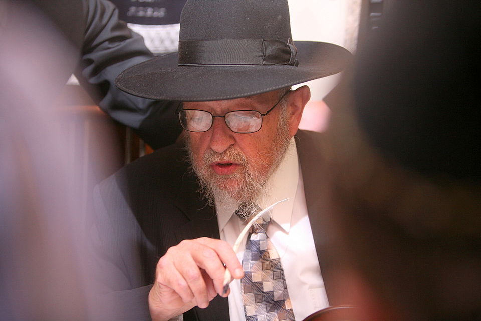 ירושלים: הוכנס ספר-תורה לעילוי נשמת מרת דינה הגר