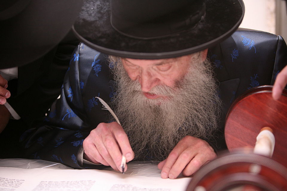 ירושלים: הוכנס ספר-תורה לעילוי נשמת מרת דינה הגר