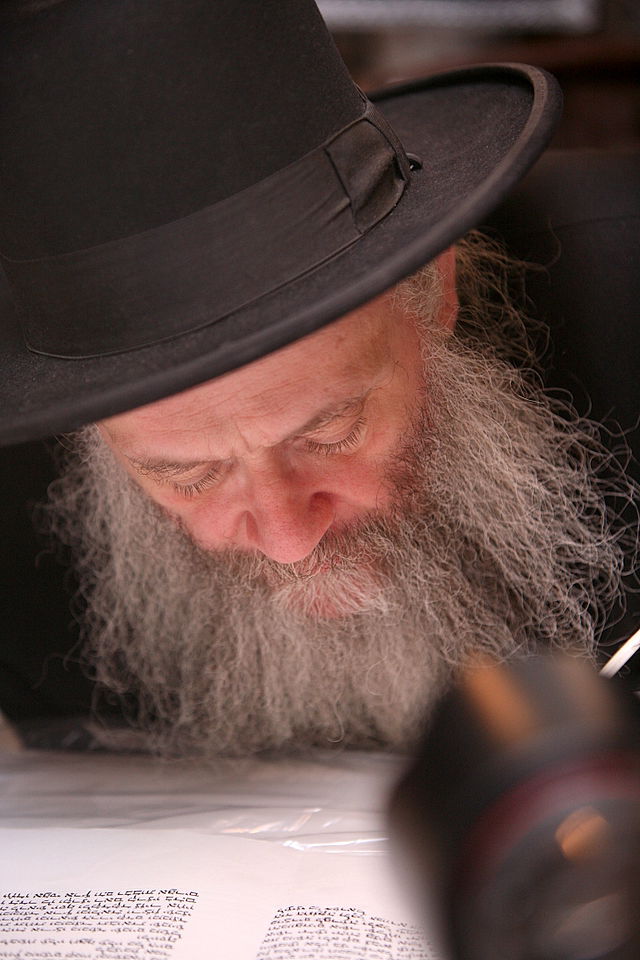 ירושלים: הוכנס ספר-תורה לעילוי נשמת מרת דינה הגר