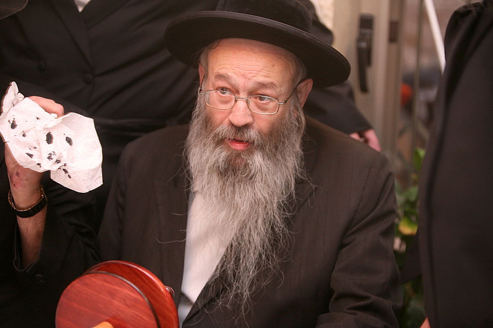 ירושלים: הוכנס ספר-תורה לעילוי נשמת מרת דינה הגר