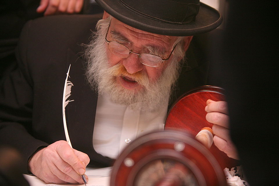 ירושלים: הוכנס ספר-תורה לעילוי נשמת מרת דינה הגר