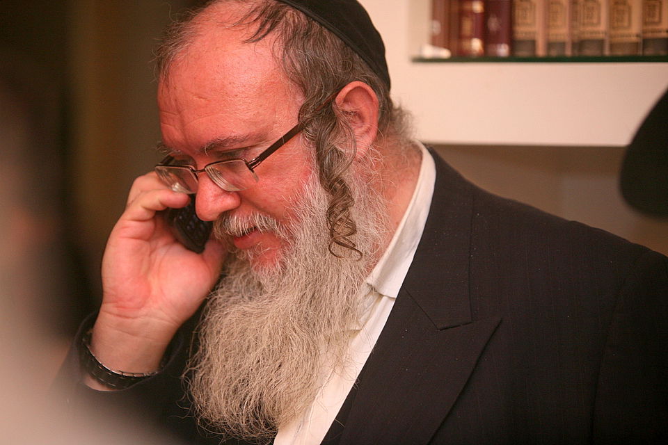 ירושלים: הוכנס ספר-תורה לעילוי נשמת מרת דינה הגר