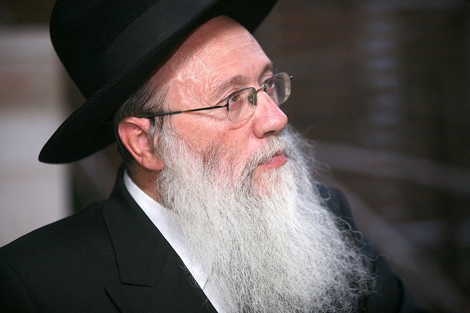 ירושלים: הוכנס ספר-תורה לעילוי נשמת מרת דינה הגר