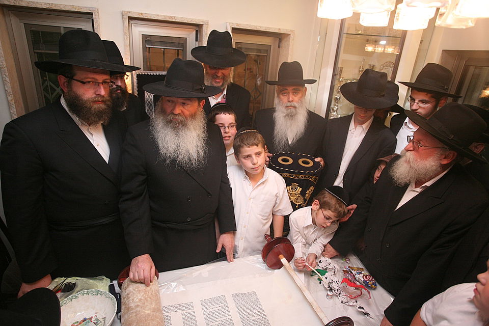 ירושלים: הוכנס ספר-תורה לעילוי נשמת מרת דינה הגר