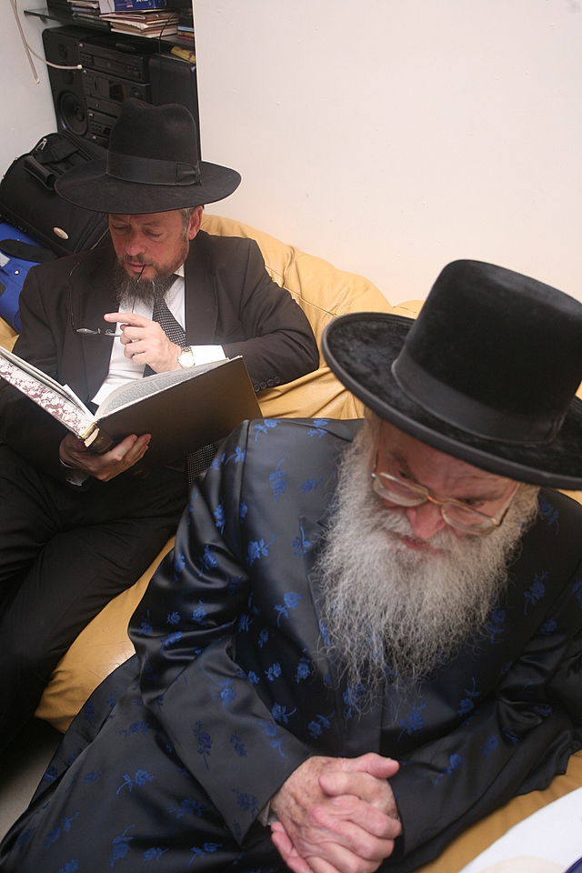 ירושלים: הוכנס ספר-תורה לעילוי נשמת מרת דינה הגר