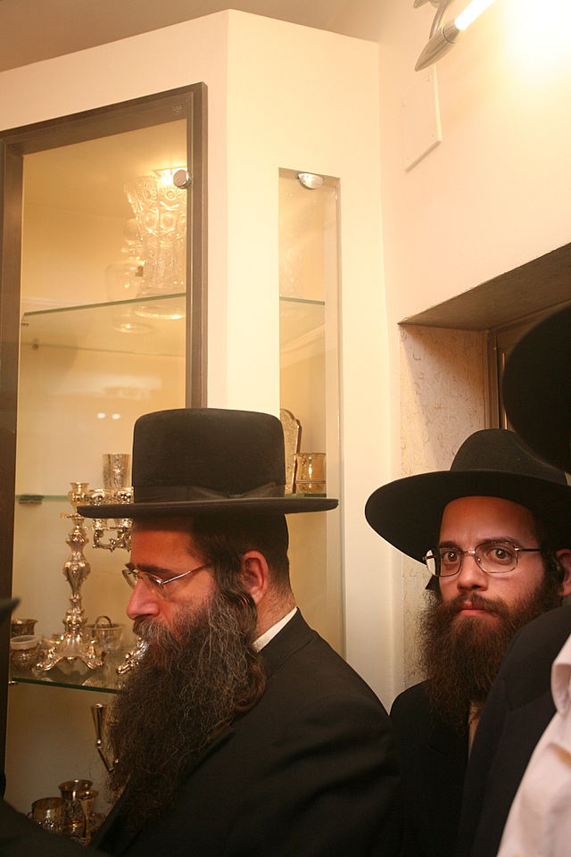 ירושלים: הוכנס ספר-תורה לעילוי נשמת מרת דינה הגר