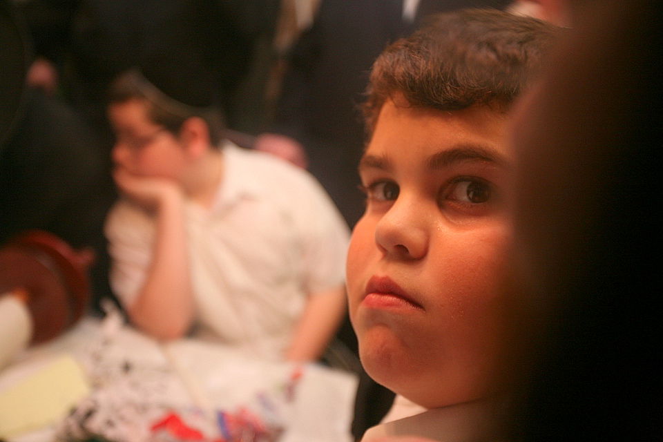 ירושלים: הוכנס ספר-תורה לעילוי נשמת מרת דינה הגר