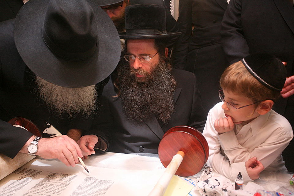 ירושלים: הוכנס ספר-תורה לעילוי נשמת מרת דינה הגר