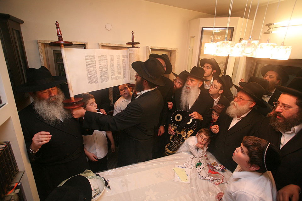 ירושלים: הוכנס ספר-תורה לעילוי נשמת מרת דינה הגר