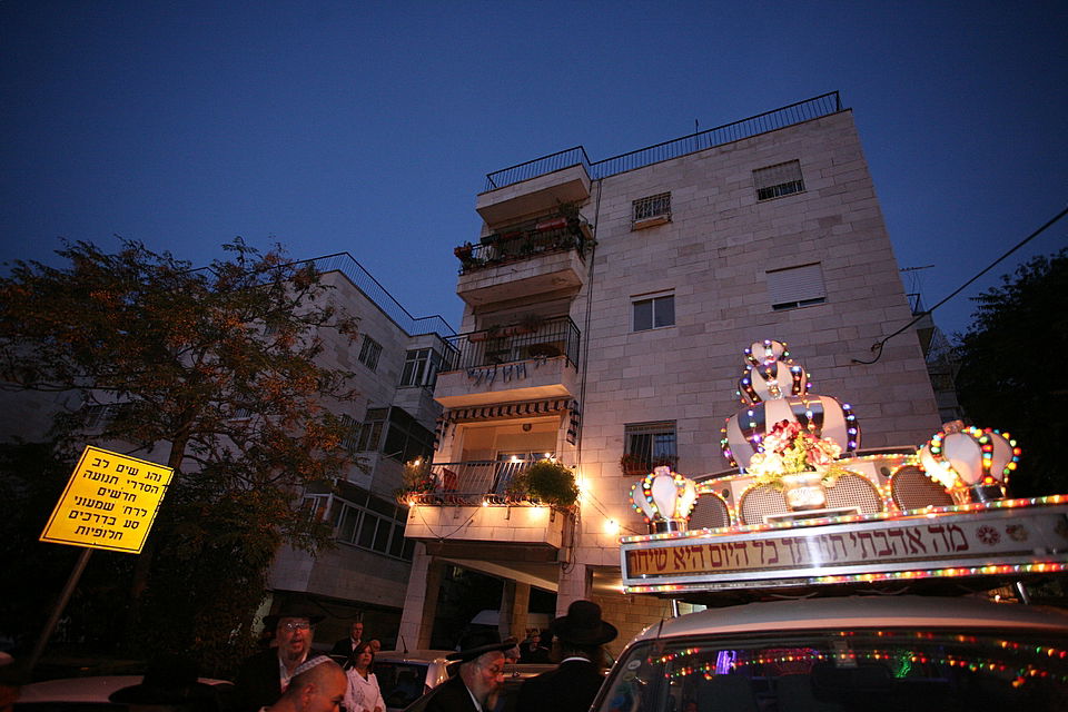 ירושלים: הוכנס ספר-תורה לעילוי נשמת מרת דינה הגר