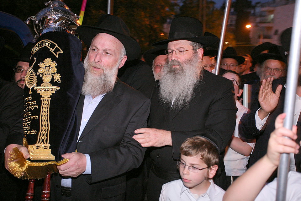 ירושלים: הוכנס ספר-תורה לעילוי נשמת מרת דינה הגר