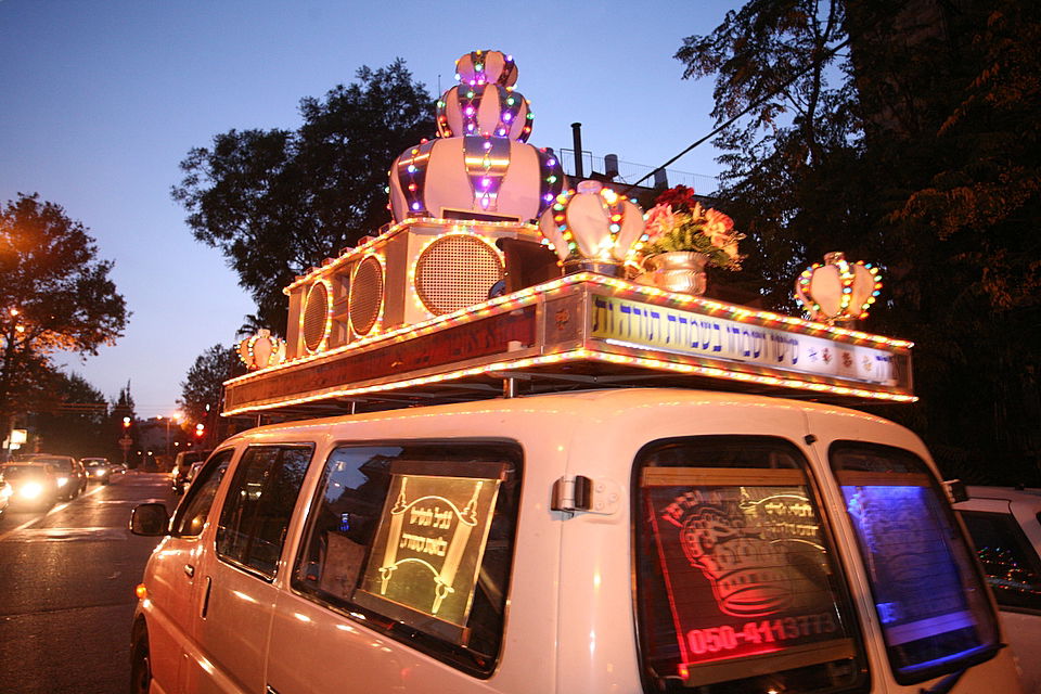 ירושלים: הוכנס ספר-תורה לעילוי נשמת מרת דינה הגר