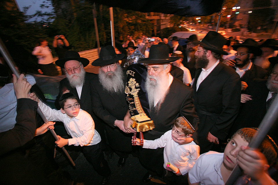 ירושלים: הוכנס ספר-תורה לעילוי נשמת מרת דינה הגר