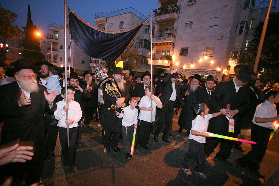 ירושלים: הוכנס ספר-תורה לעילוי נשמת מרת דינה הגר